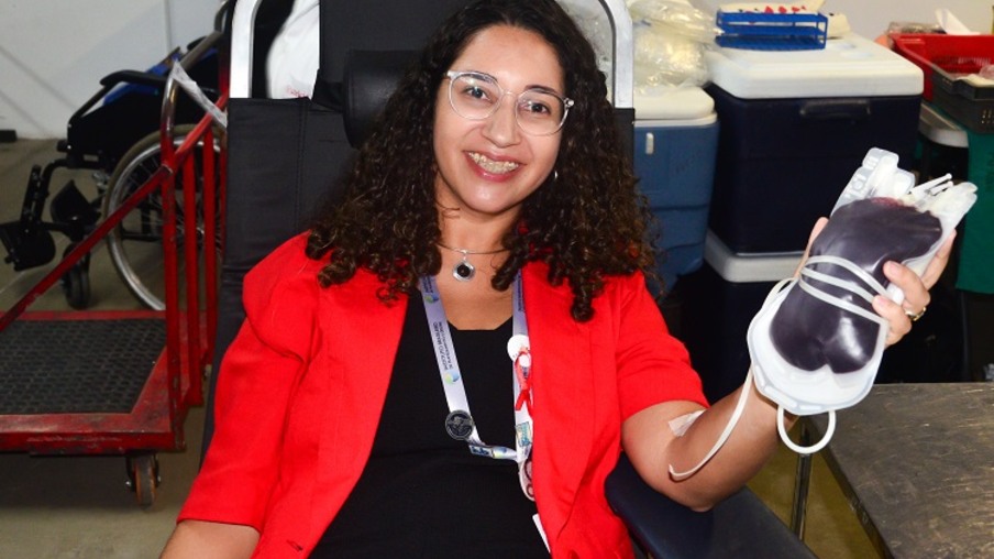 Raquel Correia Assistente Social do IVB doa sangue | Foto: Edson Taciano