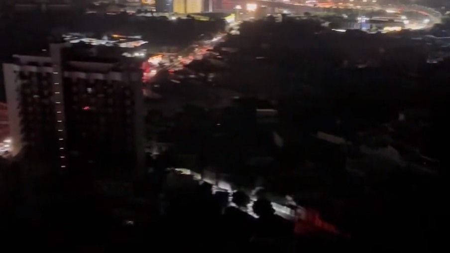 Vídeo divulgado pela vereadora Benny Briolly mostra parte do Centro de Niterói e Bairro de Fátima no escuro, na noite desta quinta-feira (09). Assista abaixo.