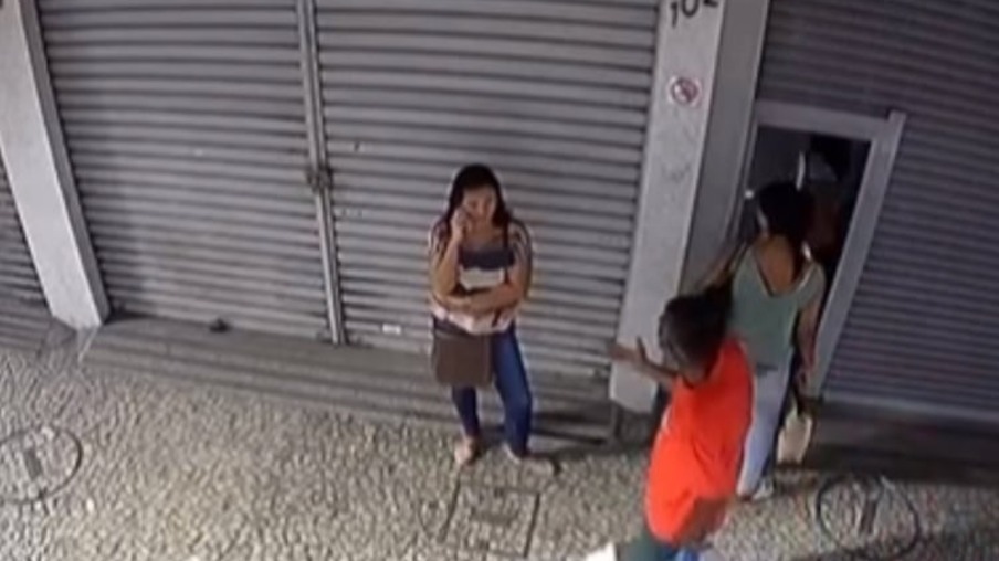 Vídeos abaixo mostram o momento da agressão e o momento da prisão | Reprodução Redes Sociais