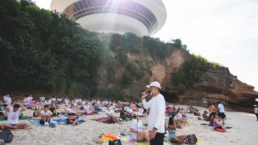 Dharma Bhūmi | "Yoga na Praia"