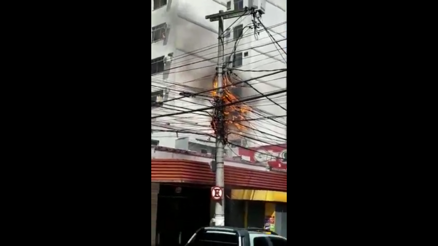 Vídeo: poste pega fogo na Gavião Peixoto