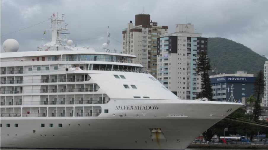 Últimos passageiros de navio isolado no Porto do Recife são retirados