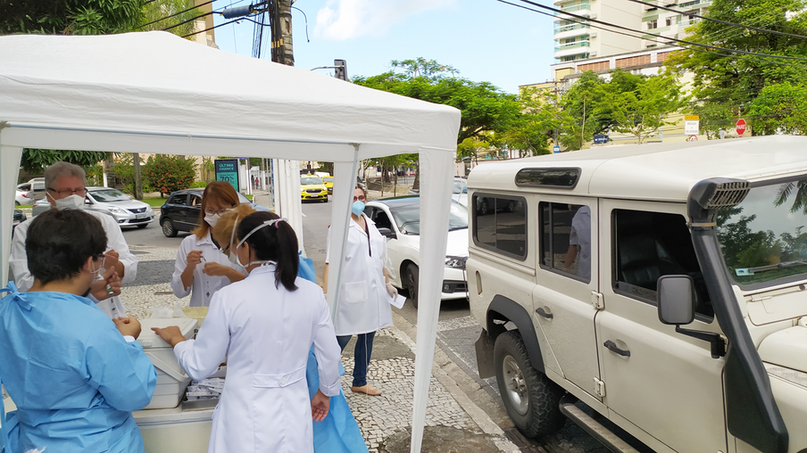 Assista: Fila de carros para o primeiro dia de vacinação 'drive-thru' em Niterói