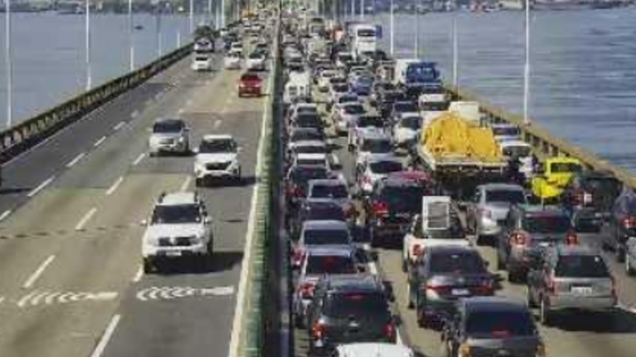 Caminhão ocupa duas faixas na Ponte Rio-Niterói