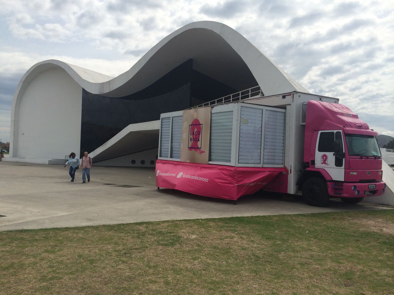 Caminhão escola do projeto Força na Peruca, da Fundação Laço Rosa, chega à Niterói