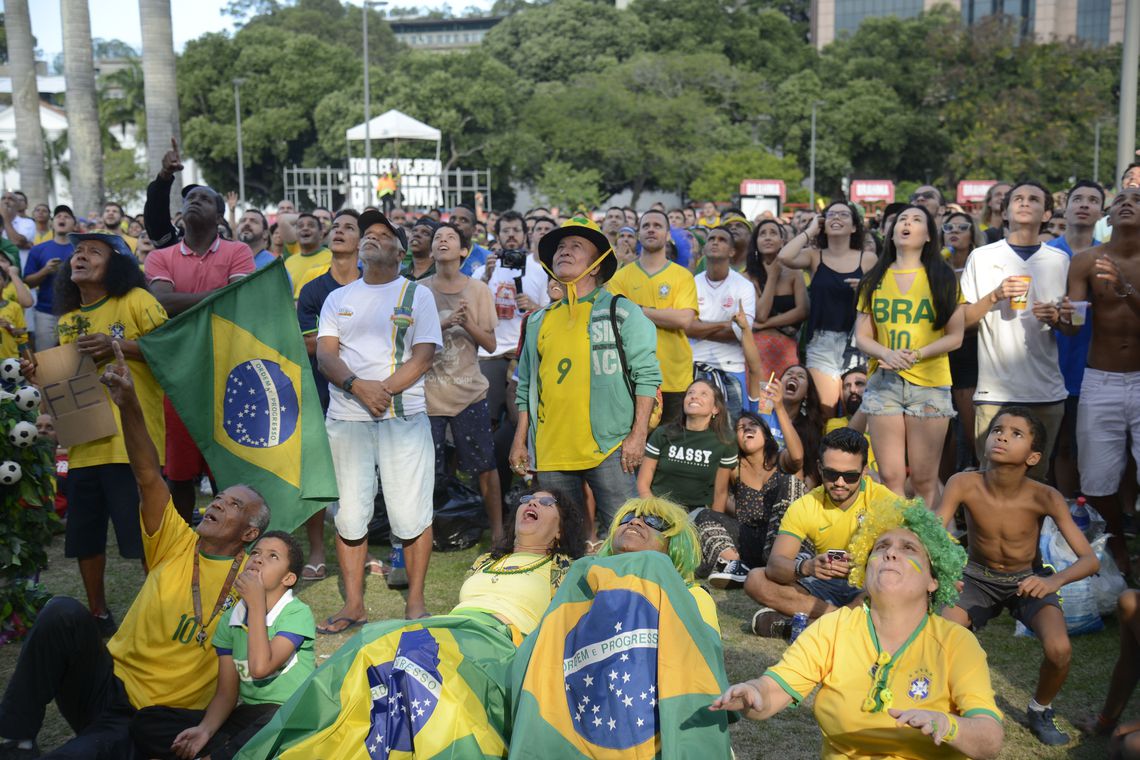 Torcedores comemoram primeiro gol do Brasil na Copa do Mundo 2018, na região central do Rio