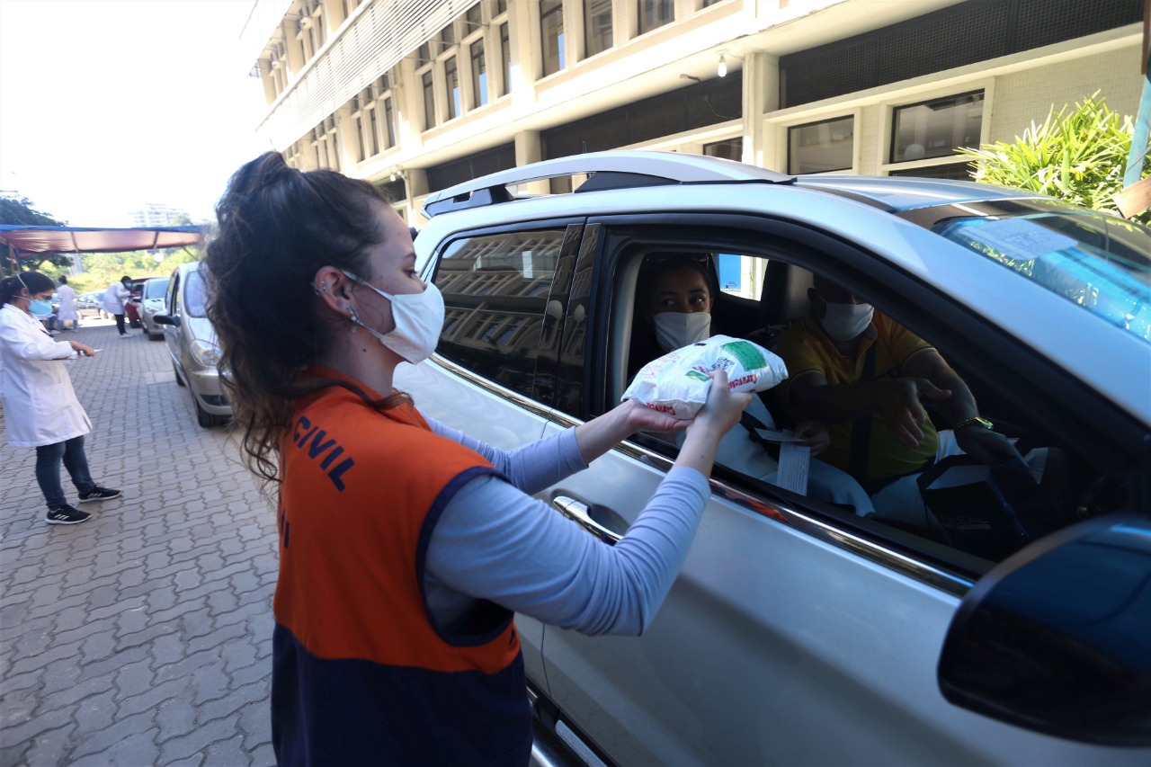 Niterói Solidária segue arrecadando alimentos e itens de higiene e limpeza nos postos de vacinação