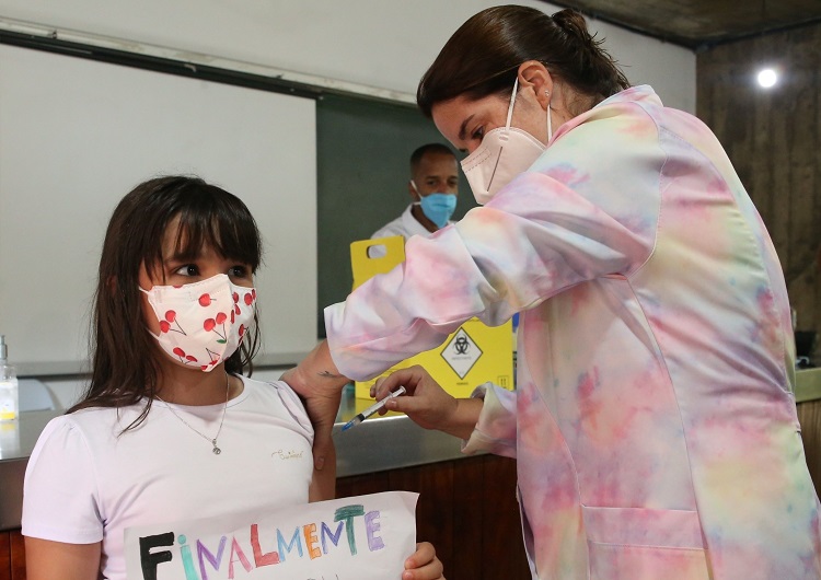 Sem repasse de doses, Niterói suspende vacinação contra a Covid-19 em crianças de 5 anos