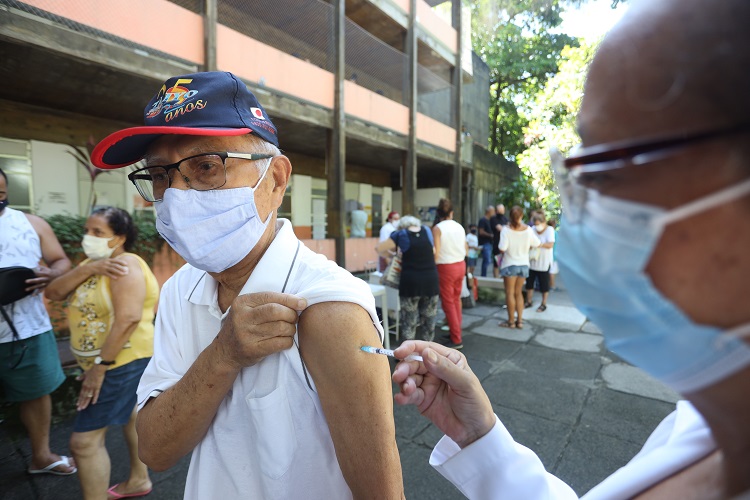 Niterói aplica vacinas contra Covid-19 e gripe em pessoas a partir de 80 anos 