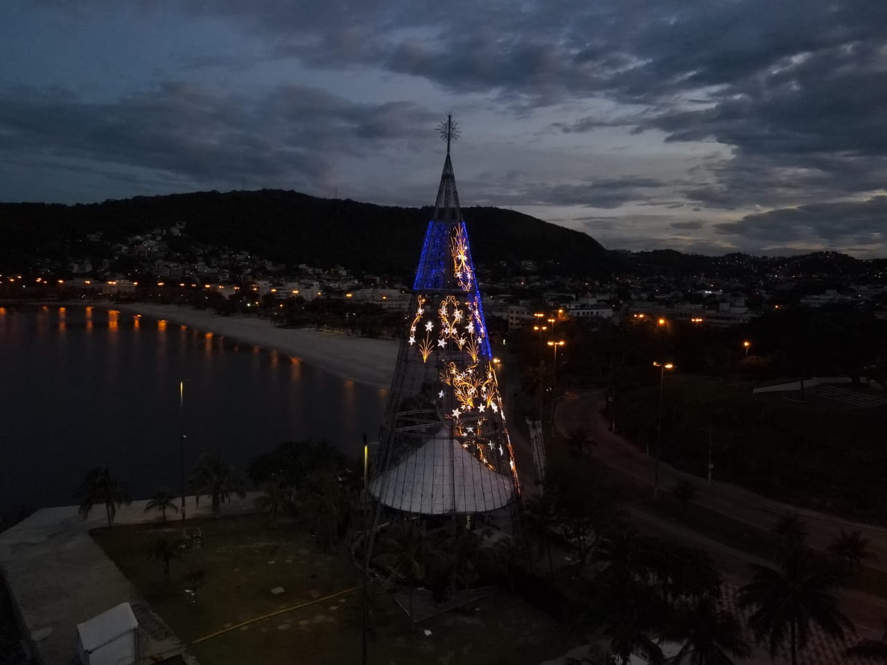 Show do Jorge Vercillo inaugura árvore de Natal em Niterói