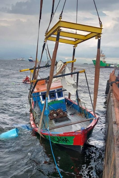 Bombeiros içam a embarcação Caiçara, que naufragou domingo na Baía de Guanabara - Divulgação/CBMERJ/