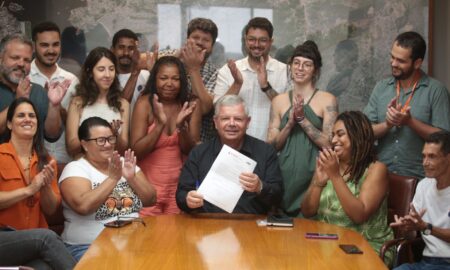 prefeito axel grael assina decreto reconhecendo os marisqueiros como comunidade tradicional