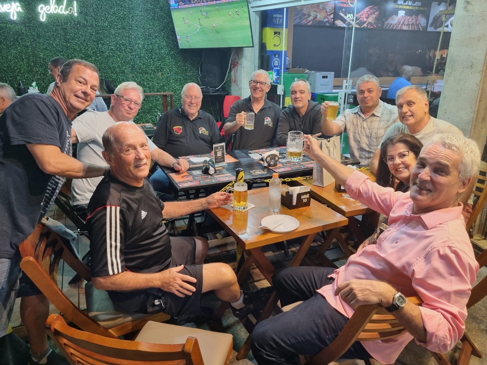 A confraria do Niterói Rugby em bar que é ponto de encontro dos atletas no início da Paulo Gustavo e eu (Verônica).