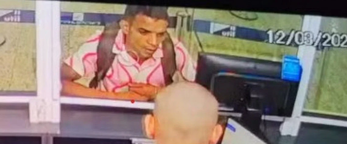 As imagens de uma câmera de segurança no guichê da viação Sampaio, na rodoviária, flagraram o momento em que o sequestrador adquiriu a passagem de ônibus em dinheiro, a menos de 40 minutos antes do embarque.