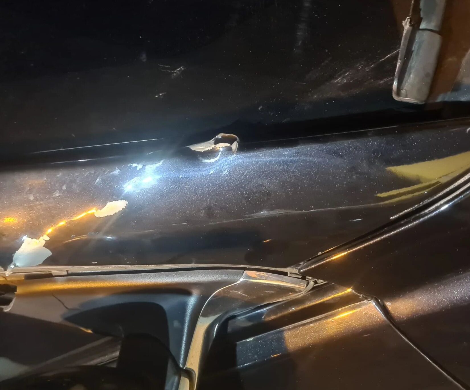 Marcas de bala de fuzil no carro do deputado, que é blindado | Foto divulgada pelo deputado